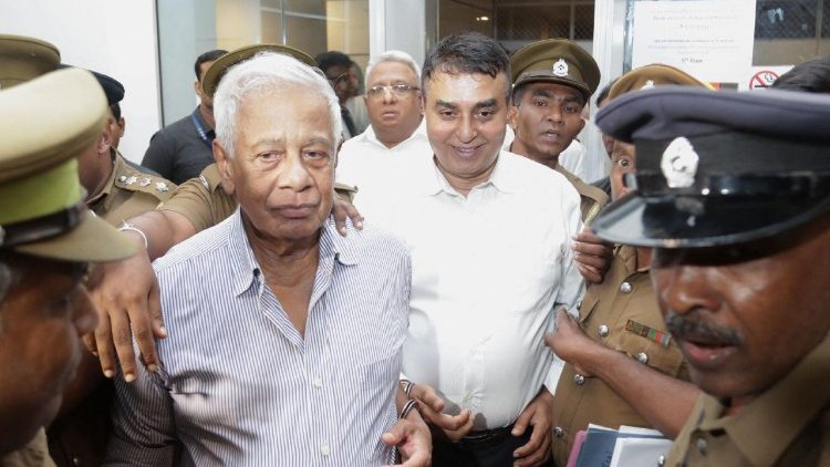 Der ehemalige Polizeichef Pujith Jayasundara und der ehemalige Staatssekretär im Verteidigungsministerium, Hemasiri Fernando, werden in Colombo von Polizeibeamten eskortiert