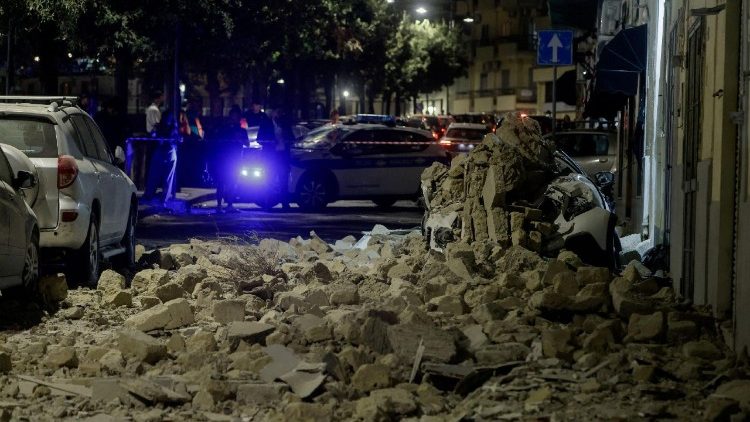 Pozzuoli, i danni del nuovo terremoto che ha colpito l'area dei Campi Flegrei