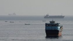 Navios mercantes no Estreito de Ormuz, cujo controle é o ponto central das negociações entre os Estados Unidos e o Irã