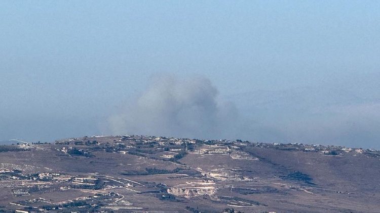 A fumaça sobe do sul do Líbano, em meio aos novos ataques israelenses