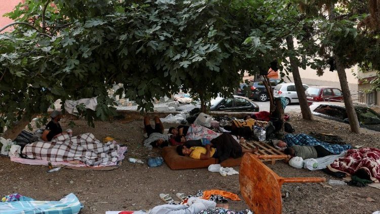 Ceuta, le notti dei migranti trascorsi nei parchi pubblici 