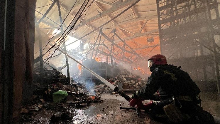 Si spegnono le fiamme nella regione di Kharkiv dopo gli ultimi attacchi