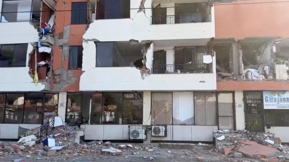 Entulho espalhado ao redor de um prédio danificado após o terremoto em Cali, Colômbia, em 10 de agosto de 2026, nesta captura de tela de um vídeo. REUTERS/Reuters TV