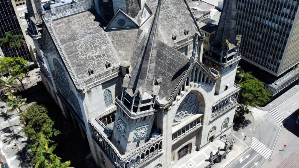 Uma visão de drone mostra danos à Basílica da Catedral Metropolitana após um terremoto, em Manizales, Colômbia, 10 de agosto de 2026. REUTERS/Andres Camilo Valencia