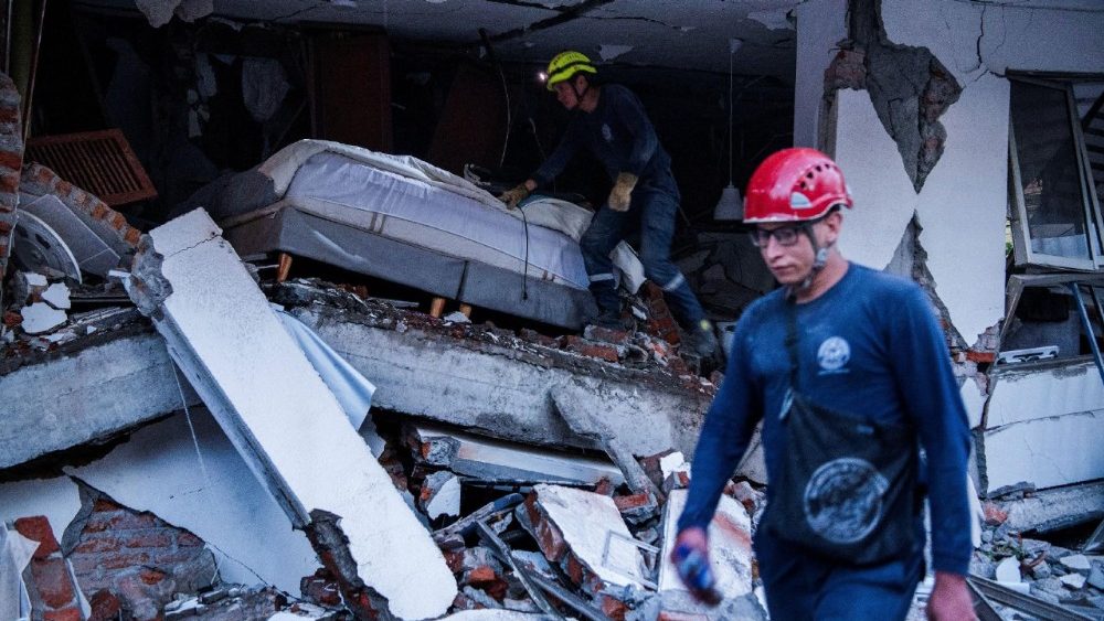 Equipes de emergência trabalham no local de um prédio danificado após um terremoto em Cali, Colômbia, em 10 de agosto de 2026. REUTERS/Christian EscobarMora