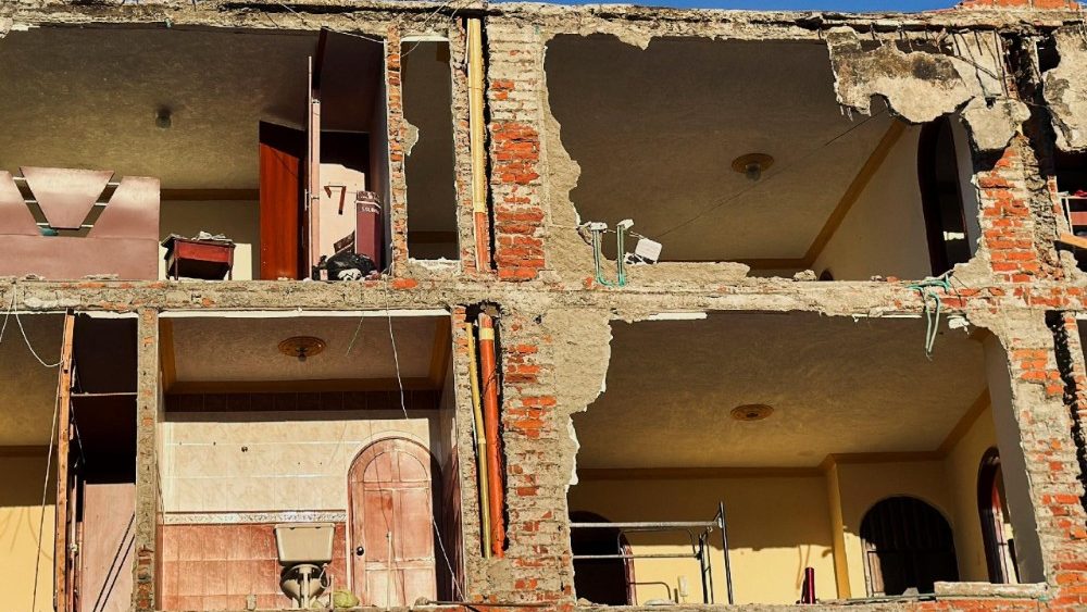 Cômodos de um prédio ficam expostos após o desabamento de uma estrutura, em decorrência de um terremoto, em Cali, Colômbia, em 10 de agosto de 2026. Foto tirada com um celular. REUTERS/Marco Trujillo