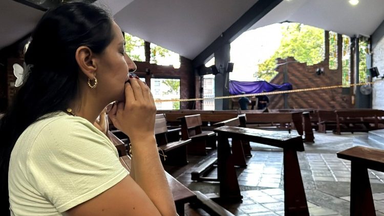 Uma mulher reza dentro de uma igreja cat&oacute;lica danificada por um terremoto em Cali, Col&ocirc;mbia.  REUTERS/Marco Trujillo