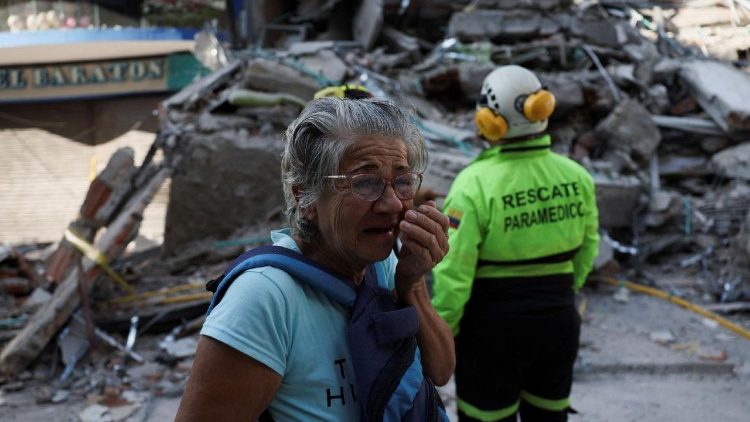 Uma mulher reage no local de um pr&eacute;dio danificado ap&oacute;s um terremoto, em Pereira, Col&ocirc;mbia, em 11 de agosto de 2026. REUTERS/Luisa Gonzalez