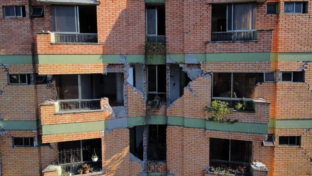 Uma imagem feita por drone mostra um prédio danificado após um terremoto em Cali, Colômbia, em 11 de agosto de 2026. REUTERS/Raquel Cunha