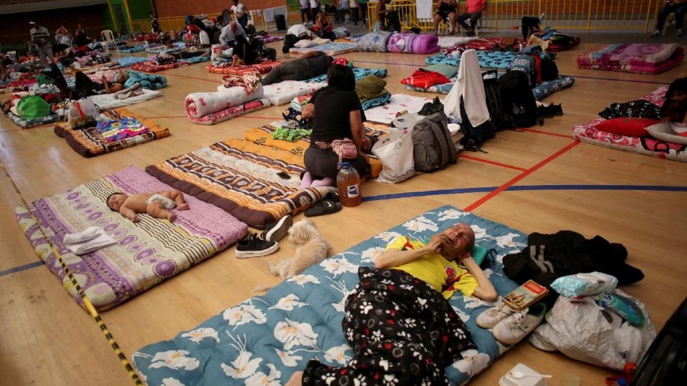 Pessoas deslocadas de suas casas após um terremoto se abrigam no Coliseu Principal Rafael Cuartas Gaviria, em Pereira, Colômbia, 11 de agosto de 2026. REUTERS/Juan David Duque