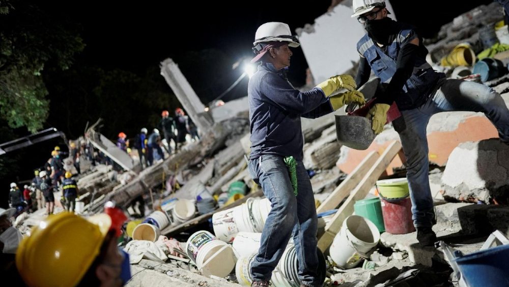 Equipes de resgate trabalham durante operações de busca e salvamento no edifício Torres de Limonar, após um terremoto em Cali, Colômbia, em 11 de agosto de 2026. REUTERS/Sergio Acero