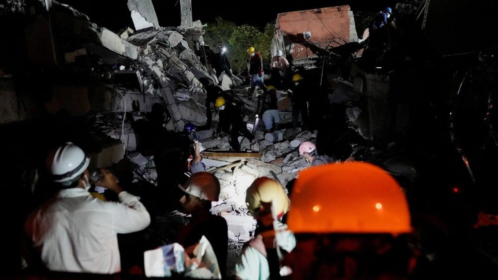 Equipes de resgate trabalham na busca por sobreviventes nos escombros do edifício Torres de Limonar, após um terremoto em Cali, Colômbia, em 11 de agosto de 2026. REUTERS/Sergio Acero