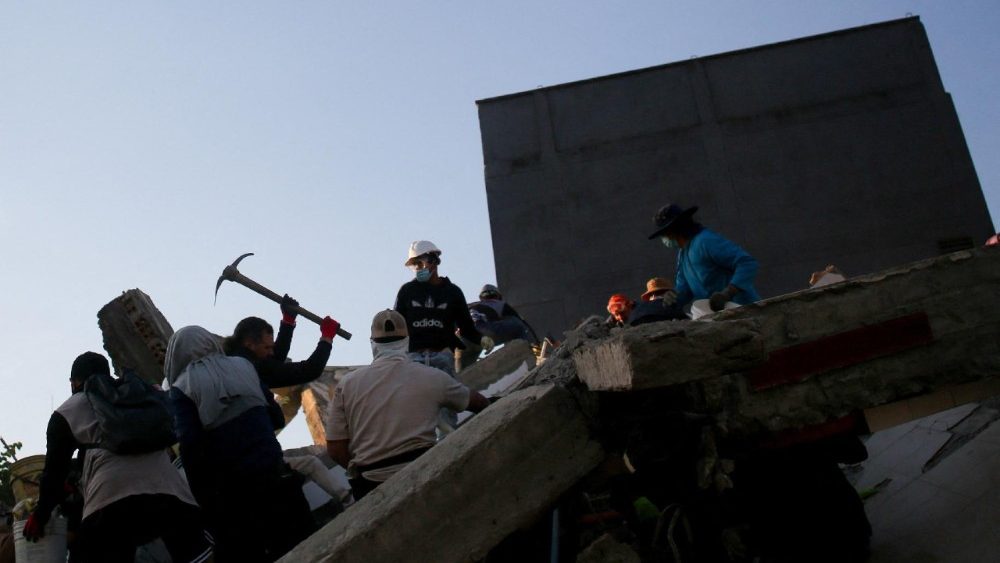 Equipes de resgate trabalham no local de um prédio danificado por um terremoto em Pereira, Colômbia, em 11 de agosto de 2026. REUTERS/Juan David Duque