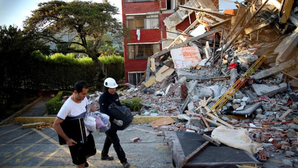 Pessoas passam por escombros após um terremoto, em Pereira, Colômbia, 11 de agosto de 2026. REUTERS/Juan David Duque