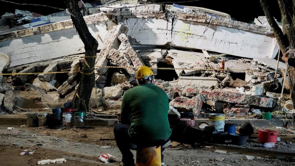 Um homem está sentado perto dos escombros do edifício Torres de Limonar, após o terremoto em Cali, Colômbia, em 11 de agosto de 2026. REUTERS/Sergio Acero