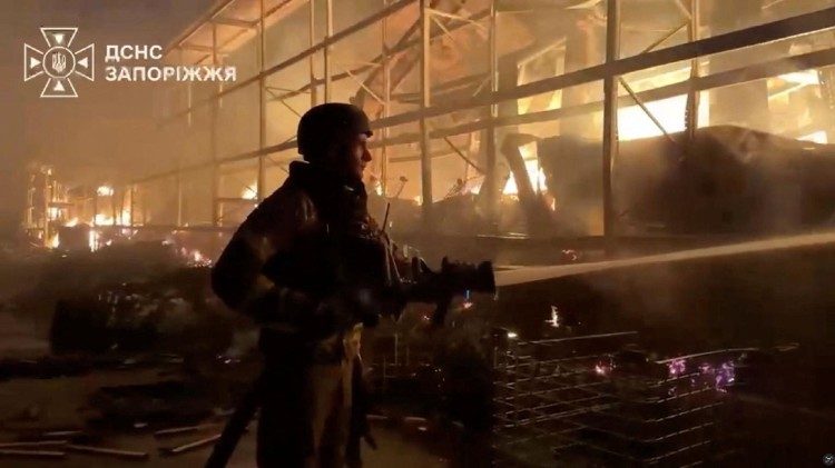 Russischer Drohnenangriff setzte einen Baumarkt in Saporischschja in Brand, erläutert der zuständige Gouverneur.