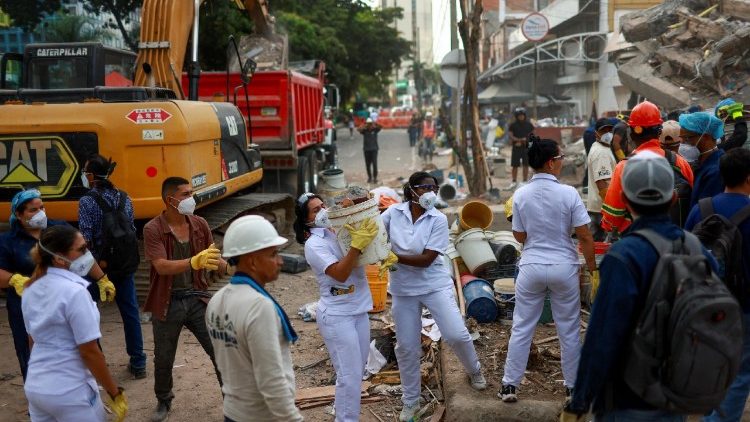 A Cali, infermieri ospedalieri prestano soccorso come volontari tra le macerie dell'edificio di fronte crollato