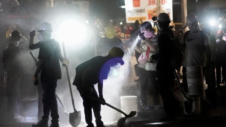 Cali, il lavoro delle squadre di soccorso 