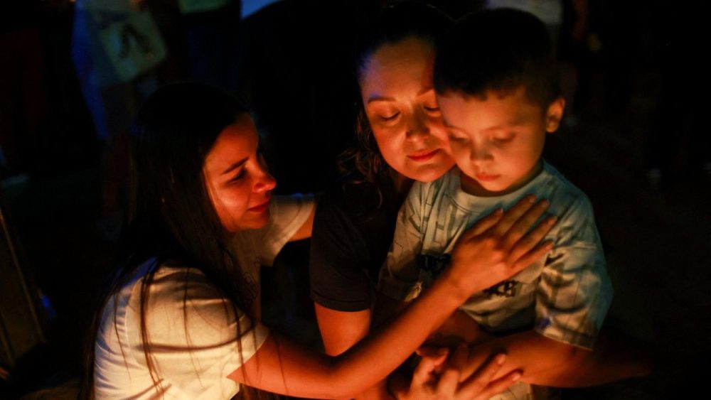Pessoas se reúnem para orar por aqueles que perderam a vida e pelas pessoas que ainda estão presas sob os escombros após um terremoto, durante uma vigília à luz de velas em um abrigo improvisado no bairro de Chiminangos, em Cali, Colômbia, em 12 de agosto de 2026. REUTERS/Raquel Cunha