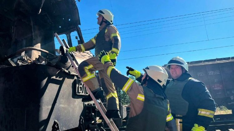 Equipes de resgate trabalham no local onde uma locomotiva de um trem de passageiros foi atingida por um ataque de drone russo, em meio ao ataque da R&uacute;ssia &agrave; Ucr&acirc;nia, na regi&atilde;o de Odessa, Ucr&acirc;nia, em 13 de agosto de 2026. Press service of the State Emergency Service of Ukraine in Odesa region/Handout via REUTERS