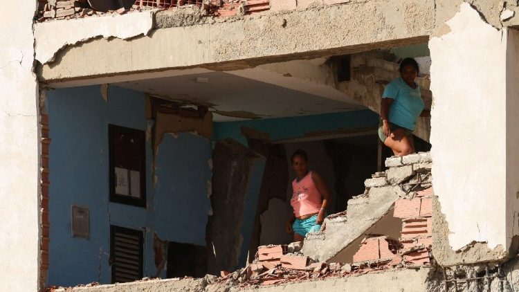 Duas mulheres sobem as escadas de um pr&eacute;dio danificado, enquanto os venezuelanos enfrentam o agravamento da escassez de &aacute;gua e energia el&eacute;trica ap&oacute;s alertas do governo sobre a seca ligada ao fen&ocirc;meno El Ni&ntilde;o, intensificando as dificuldades de uma popula&ccedil;&atilde;o que j&aacute; sofre com apag&otilde;es di&aacute;rios e as consequ&ecirc;ncias de terremotos devastadores, em La Guaira, Venezuela, 7 de agosto de 2026. REUTERS/Leonardo Fernandez Viloria