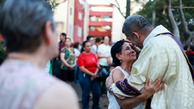 Sacerdote aben&ccedil;oa fiel durante Missa em um abrigo improvisado no bairro de Chiminangos, ap&oacute;s um terremoto, em Cali, Col&ocirc;mbia, em 13 de agosto de 2026. REUTERS/Raquel Cunha