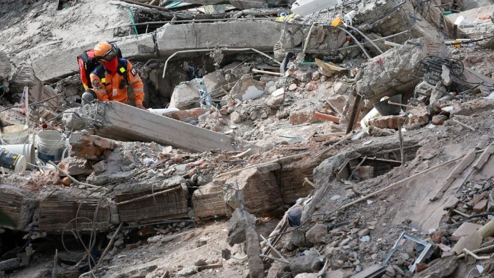 Um socorrista trabalha em meio aos escombros do Edifício Vanessa após o terremoto em Cali, Colômbia, em 14 de agosto de 2026. REUTERS/Raquel Cunha