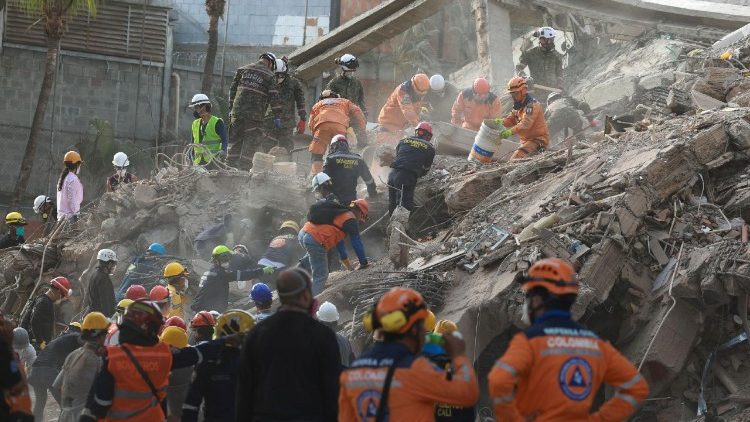 Equipes de resgate trabalham em meio aos escombros do Edif&iacute;cio Vanessa ap&oacute;s o terremoto em Cali, Col&ocirc;mbia, em 14 de agosto de 2026. REUTERS/Raquel Cunha