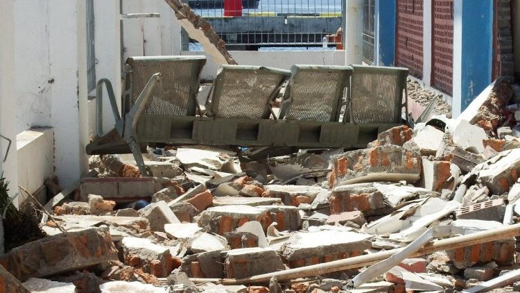Le conseguenze nel porto di L. Say, a seguito del terremoto a Maumere, Sikka, provincia di Nusa Tenggara Orientale, Indonesia