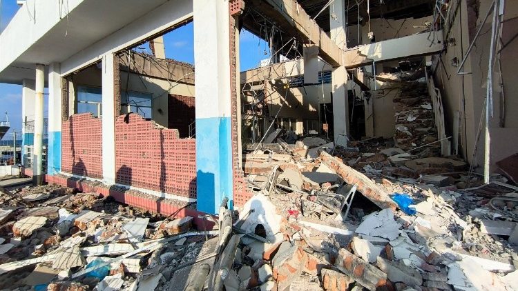 फ्लोरेस आइलैंड में भूकंप से छतिग्रस्त भवन