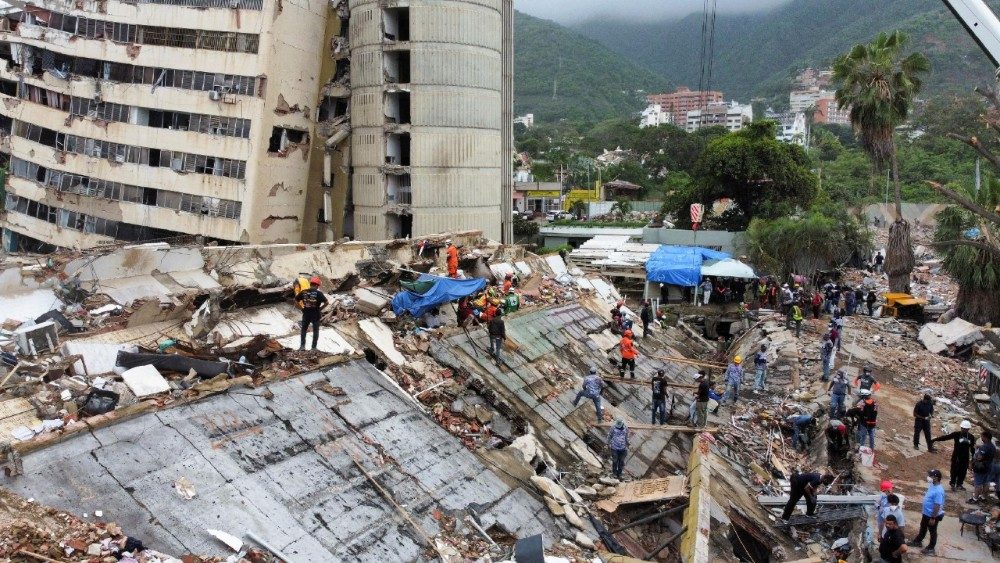 Imagens de drone mostram equipes de resgate e voluntários vasculhando os escombros após os terremotos de 24 de junho em Los Cocos, La Guaira, Venezuela, em 11 de julho de 2026. REUTERS/Leonardo Fernandez Viloria/Foto de arquivo