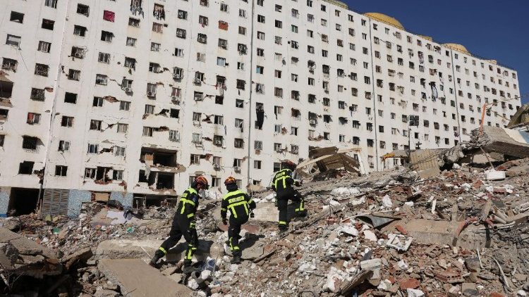 Membros da equipe de resgate eslovaca, acompanhados por um c&atilde;o farejador, participam dos esfor&ccedil;os de resgate em um pr&eacute;dio que desabou no complexo residencial governamental Mision Vivienda, ap&oacute;s os terremotos de 24 de junho, em Los Cocos, estado de La Guaira, Venezuela, em 1&ordm; de julho de 2026. REUTERS/Leonardo Fernandez Viloria/Foto de arquivo