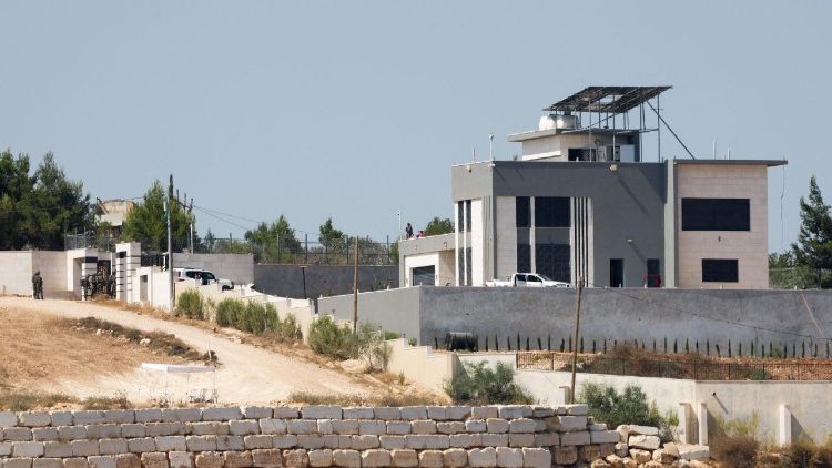 Un convoglio internazionale consegna aiuti alle famiglie palestinesi sotto assedio a Qusra 