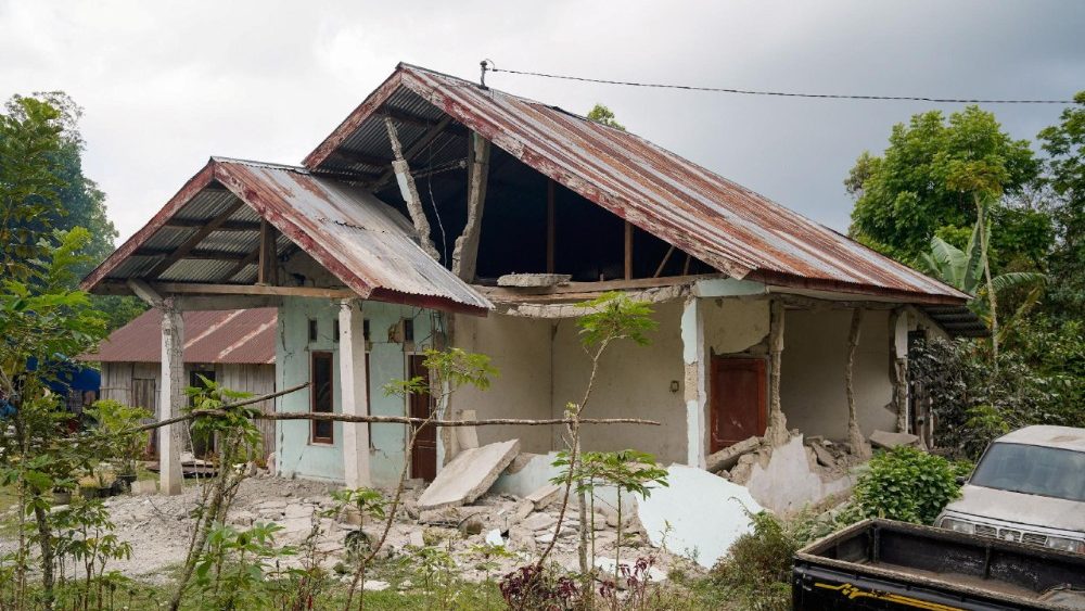 Uma casa danificada após um terremoto em Manggarai, província de East Nusa Tenggara, Indonésia, 16 de agosto de 2026. REUTERS/Terisno Adon