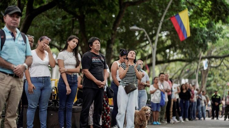 Fedeli partecipano alla Messa celebrata al Bulevar del Río di Cali, il 16 agosto 2026, in memoria delle vittime del terremoto che ha colpito la Colombia il 10 agosto