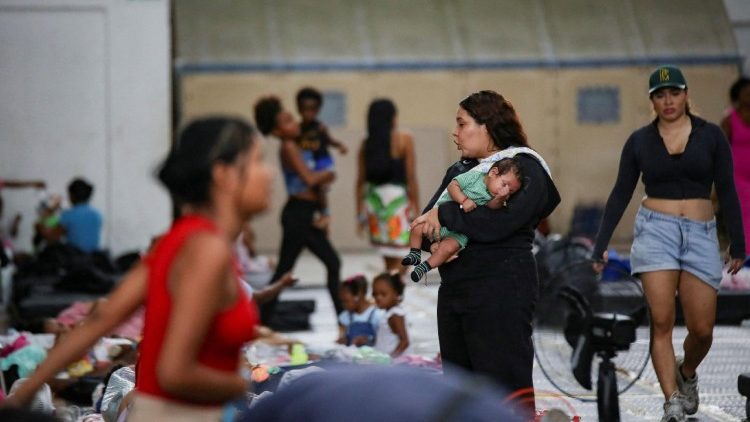 Le persone sfollate a causa del terremoto trovano rifugio presso il centro di accoglienza temporaneo Coliseo Cubierto a Quibdo, in Colombia, il 16 agosto.