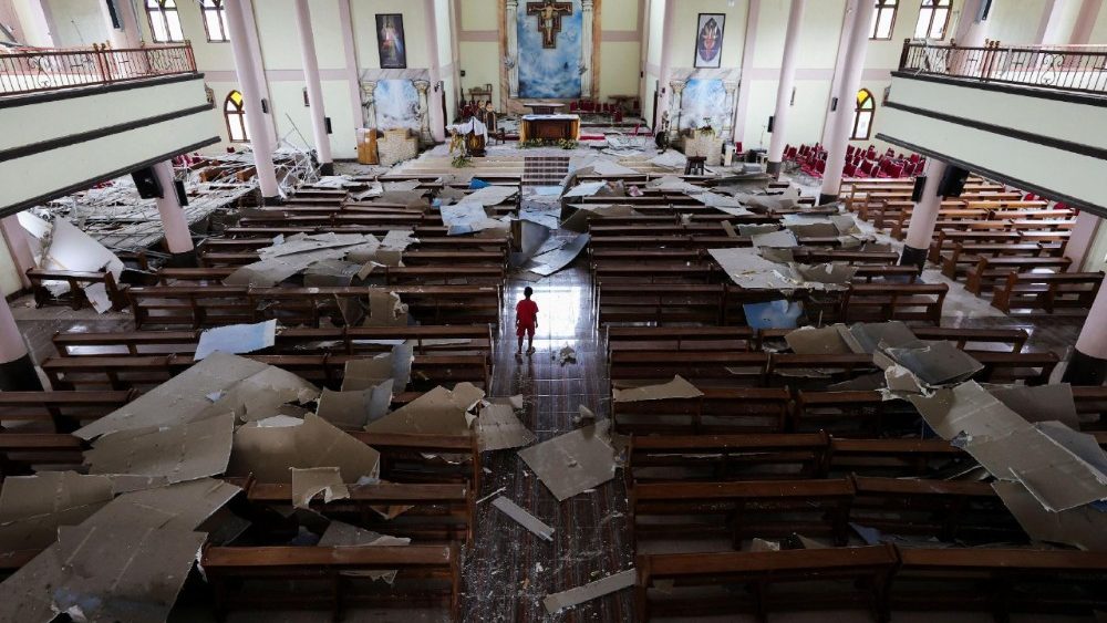 Danos na igreja de São Francisco de Assis-Karot, após um terremoto, em Ruteng, na regência de Manggarai, província de Nusa Tenggara Oriental, Indonésia