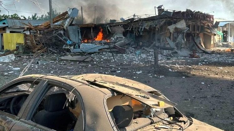 Um pr&eacute;dio em chamas ap&oacute;s ataques de drones russos na cidade de Pechenihy, em meio ao ataque da R&uacute;ssia &agrave; Ucr&acirc;nia, na regi&atilde;o de Kharkiv, Ucr&acirc;nia, em 18 de agosto de 2026. Servi&ccedil;o de imprensa do Servi&ccedil;o Estatal de Emerg&ecirc;ncia da Ucr&acirc;nia na regi&atilde;o de Kharkiv/Divulga&ccedil;&atilde;o via REUTERS