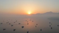 Una ripresa aerea effettuata con drone mostra le imbarcazioni nello Stretto di Hormuz, viste da Musandam