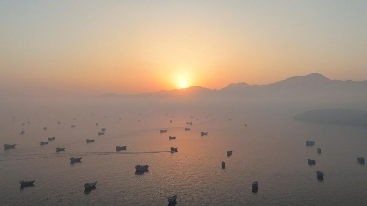 Una ripresa aerea effettuata con drone mostra le imbarcazioni nello Stretto di Hormuz, viste da Musandam