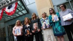 A Oakland, in California, alcune persone mostrano le foto di bambini e giovani adulti la cui morte è stata collegata all'uso dei social media, a poche ore dall'inizio del processo nei confronti di Meta