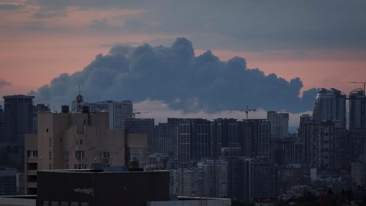 Fuma&ccedil;a sobe na cidade durante um ataque de m&iacute;ssil russo, em meio ao ataque da R&uacute;ssia &agrave; Ucr&acirc;nia, em Kiev, Ucr&acirc;nia, 20 de agosto de 2026. REUTERS/Gleb Garanich