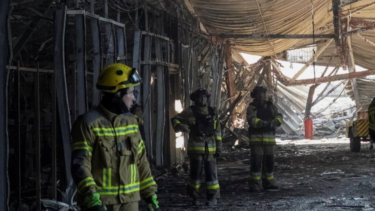 Vigili del fuoco ucraini intervengono dopo l'attacco russo al centro commerciale di Kryvyj Rih