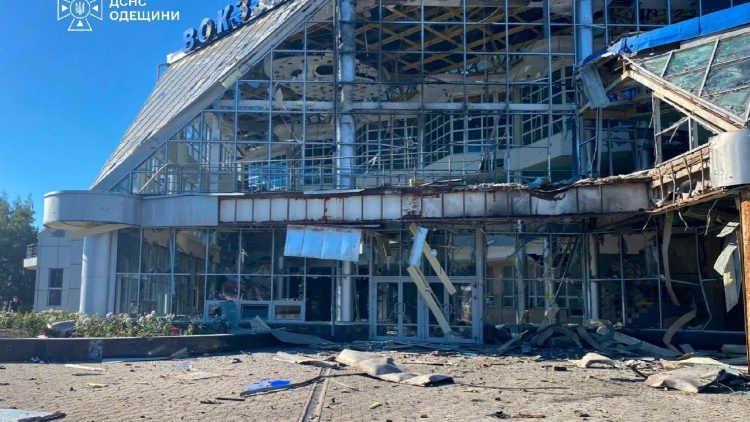 I danni di un attacco russo con droni sulla città di Rozdilna, nella regione di Odessa