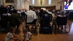 Leó pápa Riminiben a székesegyházban köszönti a betegeket, szegényeket, fogyatékkal élőket