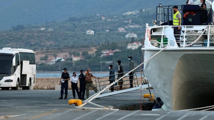 Migranti tratti in salvo al largo di Creta e portati al porto di Mitilene, sull'isola di Lesbo, prima di raggiungere il centro di accoglienza