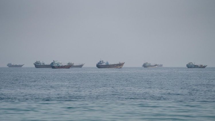 Navios nas proximidades do Estreito de Ormuz, vistos de Musandam