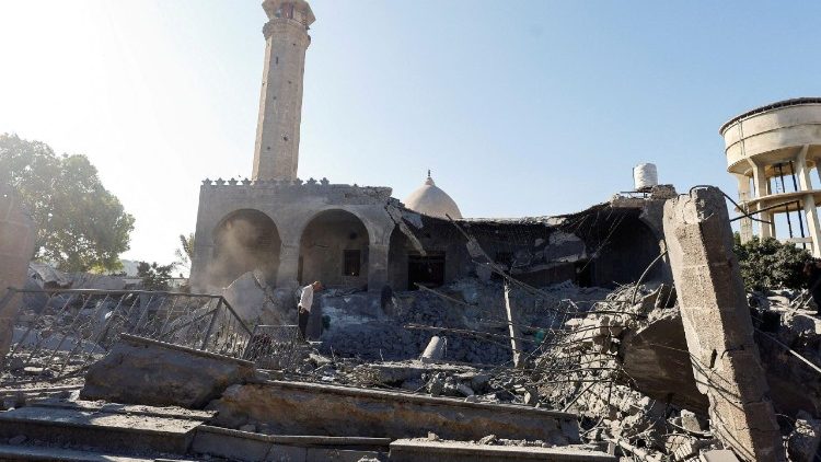 Uma mesquita atingida por um ataque israelense em Deir al-Balah, na Faixa de Gaza