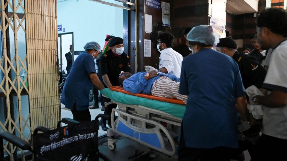 Nandu Ghale Gharti, de 46 anos, é levado às pressas para o centro de trauma do Hospital Bir após ser ferido por uma enchente repentina em Katmandu, Nepal, em 26 de agosto de 2026. REUTERS/Monika Malla