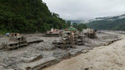 Una vista desde un dron muestra propiedades cubiertas de barro tras una inundación repentina en Trishuli.